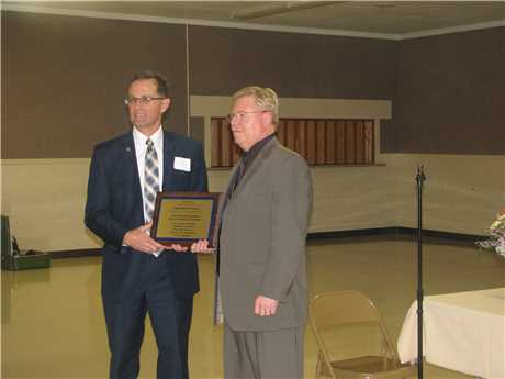 Greg Fleming presenting Dean Fuelling,First Merchants Bank with the Large Business Award.JPG
