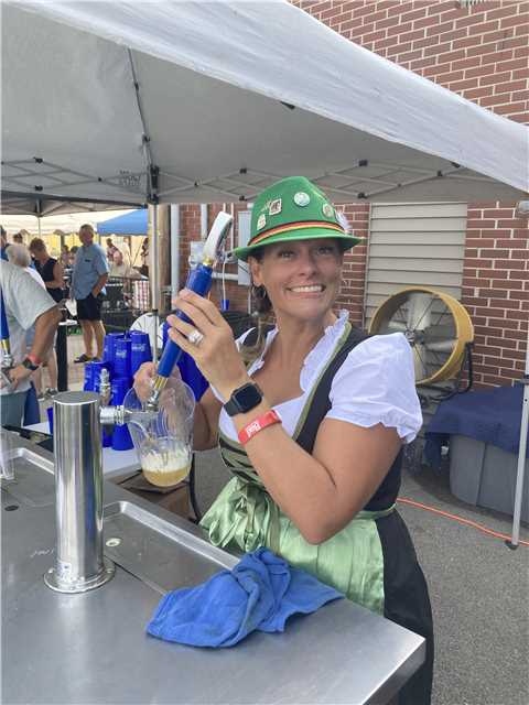 Gina pouring a Hoffbrau